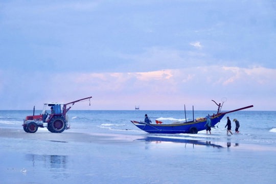 Nhịp sống của ngư dân làng chài Phú Hải khi chiều buông