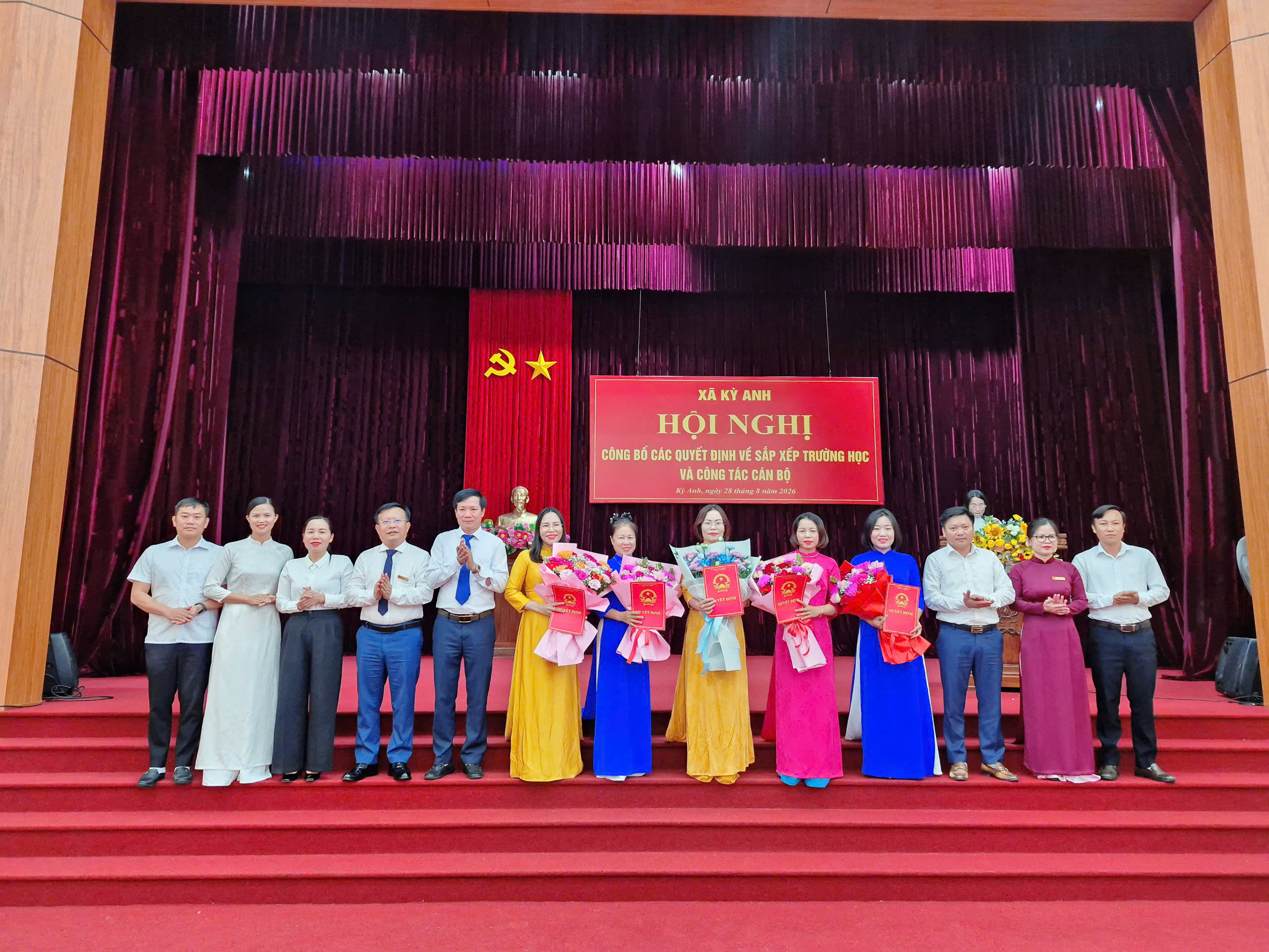 Xã Kỳ Anh công bố các Quyết định sắp xếp trường học, thành lập 3 Đảng bộ trường học