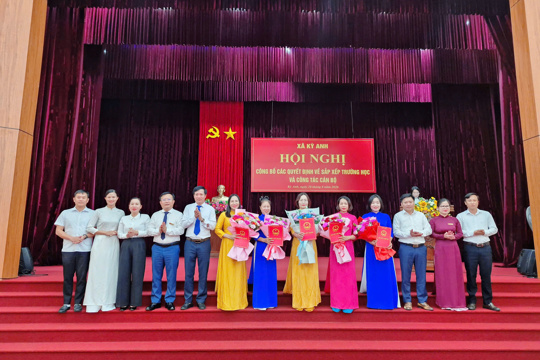 Xã Kỳ Anh công bố các Quyết định sắp xếp trường học, thành lập 3 Đảng bộ trường học 