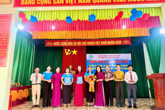 Hội Liên hiệp Phụ nữ xã Kỳ Anh phối hợp tổ chức sinh hoạt chuyên đề “5 không, 3 sạch, 3 an”, ra mắt Câu lạc bộ “Phân loại và xử lý rác thải tại nguồn” tại thôn Tứ Yên