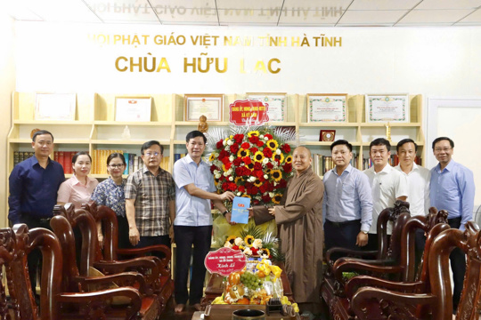 Lãnh đạo xã Kỳ Anh thăm, chúc mừng Phật đản tại chùa Hữu Lạc