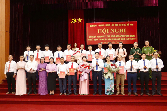 Xã Kỳ Anh công bố các Nghị quyết của HĐND xã về sắp xếp thôn, thành lập chi bộ và công tác cán bộ