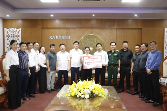 Đồng chí Tổng Biên tập Báo Đại đoàn kết thăm và tặng quà an sinh xã hội tại xã Kỳ Anh  