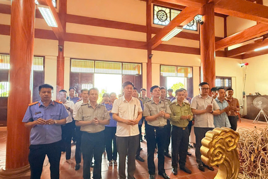 Đoàn liên ngành khu vực Kỳ Anh thành kính dâng hương tại các địa chỉ đỏ