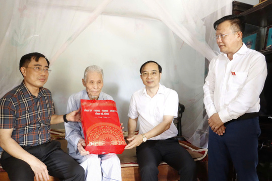 Thiếu tướng Nguyễn Xuân Thao, Giám đốc Công an tỉnh thăm, tặng quà người có công với cách mạng