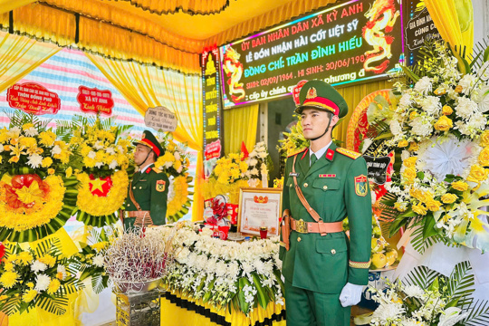 Xã Kỳ Anh trang trọng đón liệt sĩ Trần Đình Hiếu về an nghỉ tại quê nhà