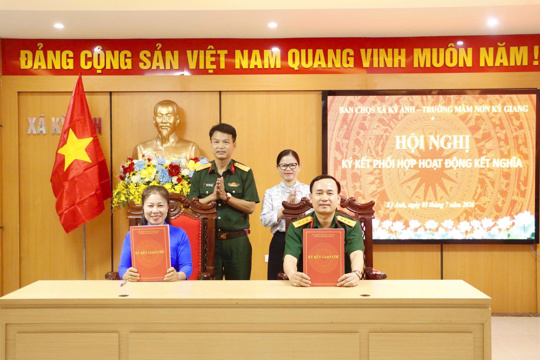 Lễ kết nghĩa thắm tình đoàn kết quân dân giữa Ban CHQS xã và Trường Mầm non Kỳ Giang