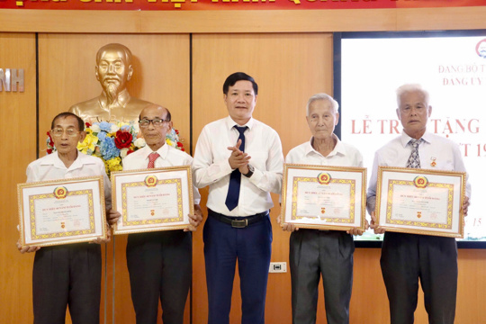 20 đảng viên xã Kỳ Anh vinh dự nhận Huy hiệu Đảng đợt 19/5