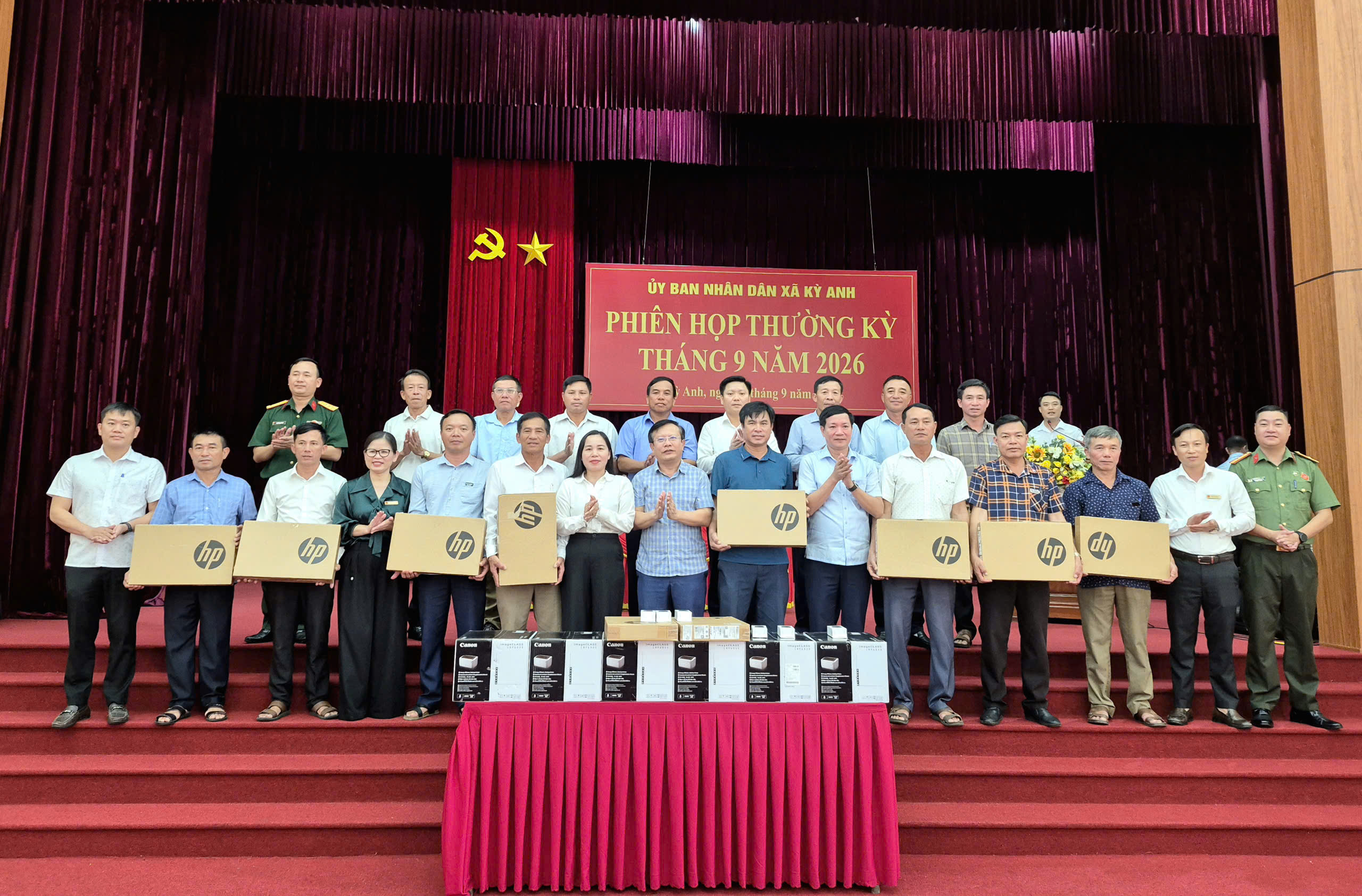 Ủy ban nhân dân xã Kỳ Anh tổ chức phiên họp thường kỳ tháng 9 năm 2026 và trao tặng thiết bị công nghệ thông tin cho 16 thôn trên địa bàn