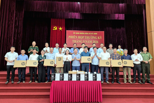 Ủy ban nhân dân xã Kỳ Anh tổ chức phiên họp thường kỳ tháng 9 năm 2026 và trao tặng thiết bị công nghệ thông tin cho 16 thôn trên địa bàn 