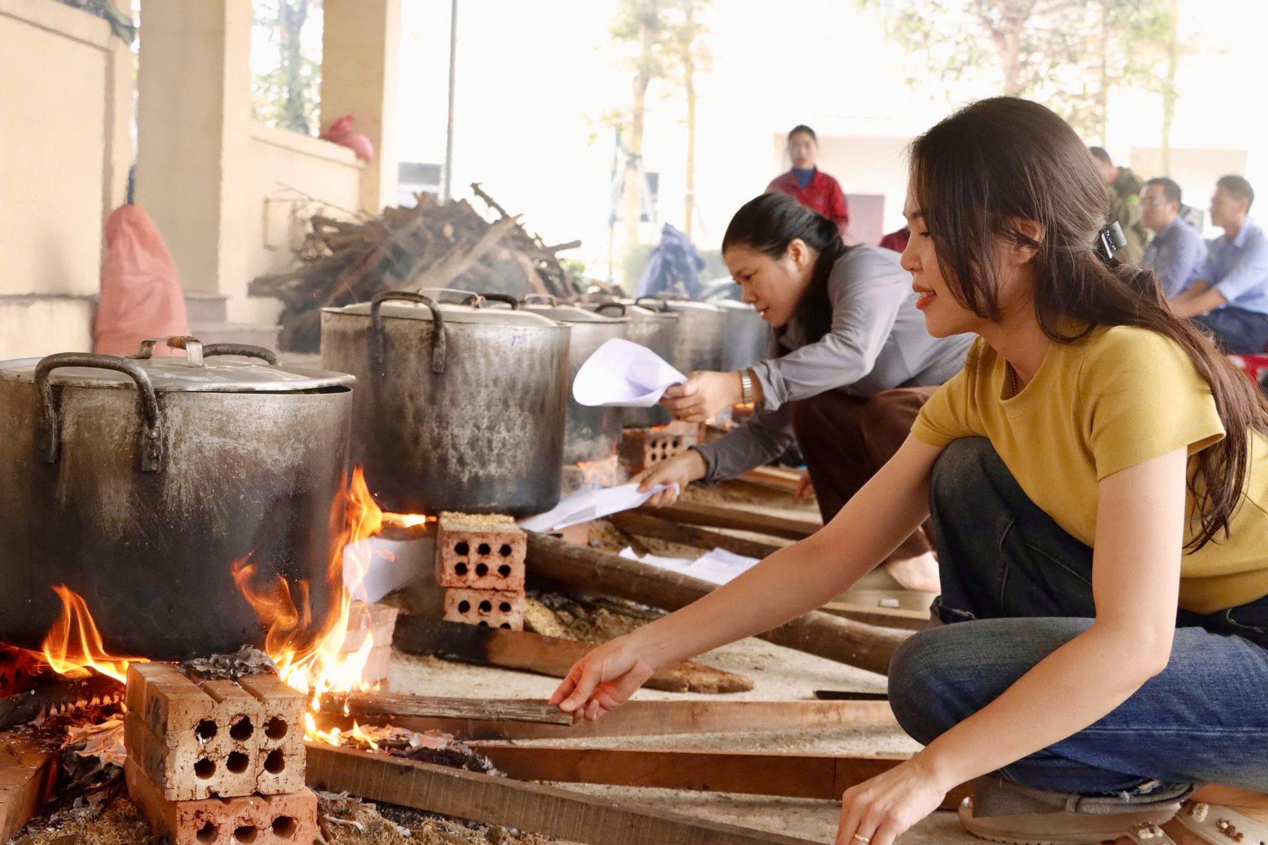 Đỏ lửa nồi bánh chưng xanh, gửi trọn tình Xuân đến với Hội chợ 0 đồng 