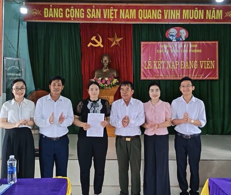 Chi bộ thôn Tân Phong, xã Kỳ Anh tổ chức lễ kết nạp đảng viên