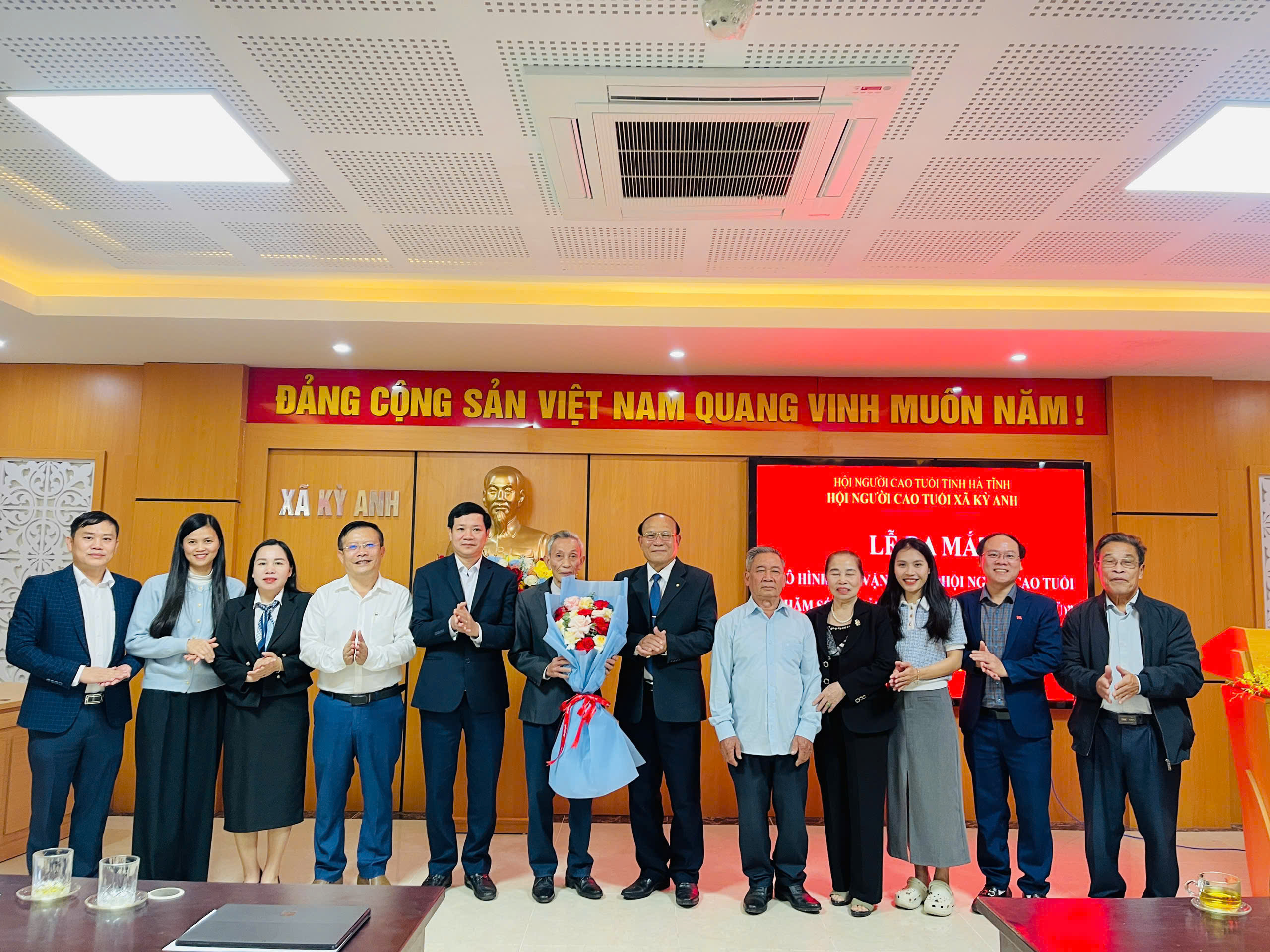 Ra mắt mô hình “Hội người cao tuổi chăm sóc, quản lý mộ vô chủ” tại xã Kỳ Anh