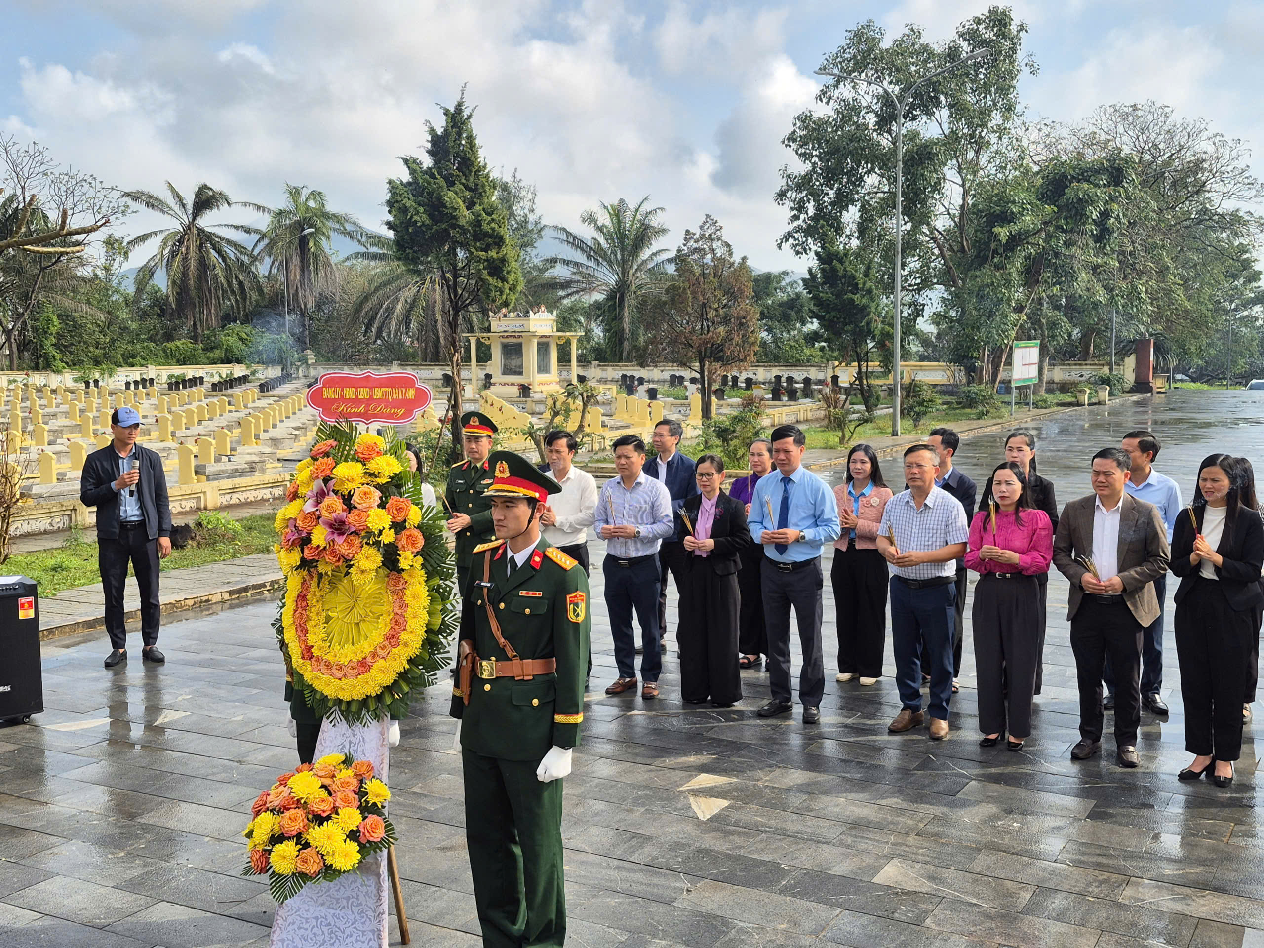 Xã Kỳ Anh Dâng hương, dâng hoa tại Đền Phương Giai và Nghĩa trang Liệt sĩ Kỳ Anh chào mừng 96 năm Ngày thành lập Đảng 