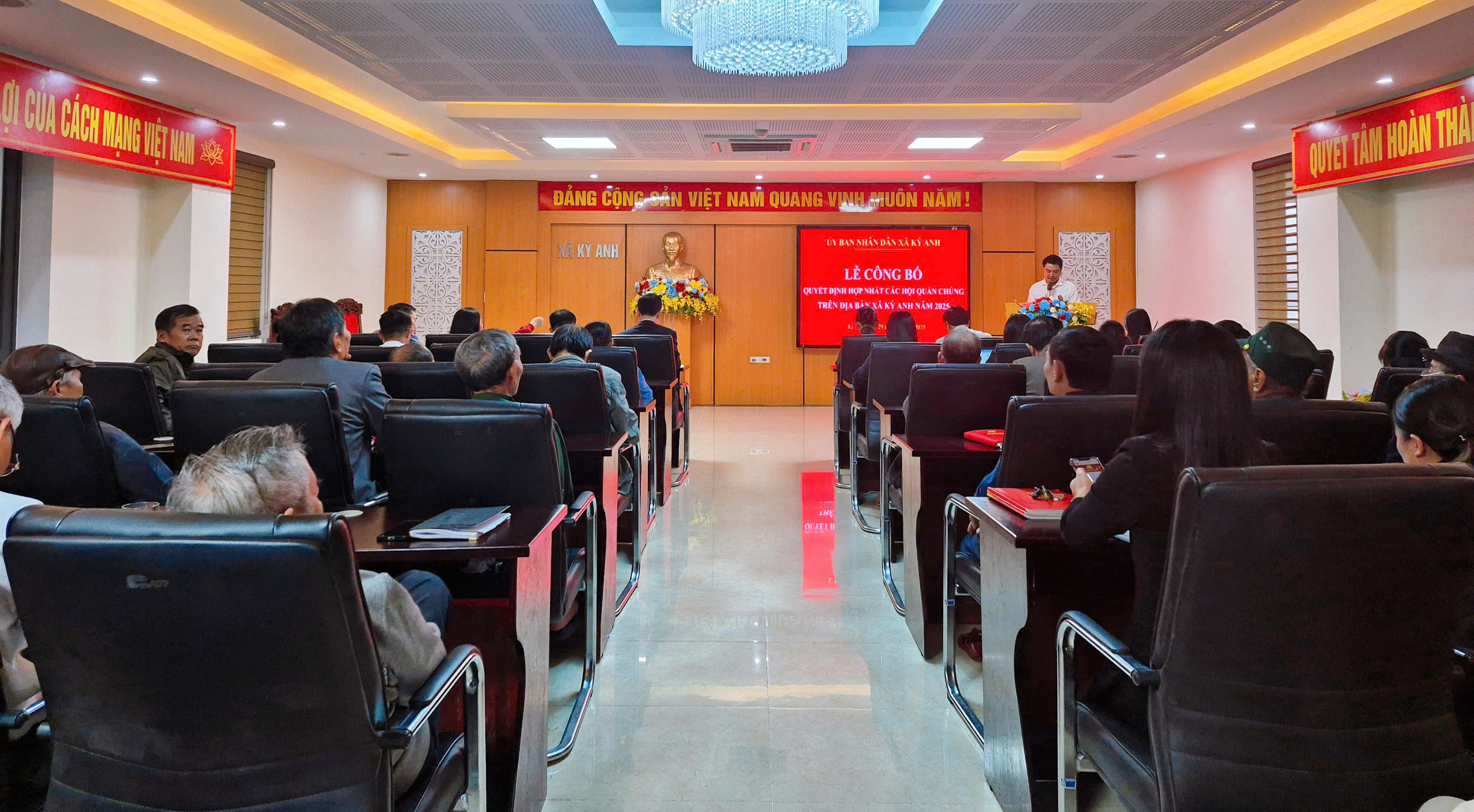 Xã Kỳ Anh tổ chức lễ công bố các quyết định hợp nhất các hội quần chúng trên địa bàn