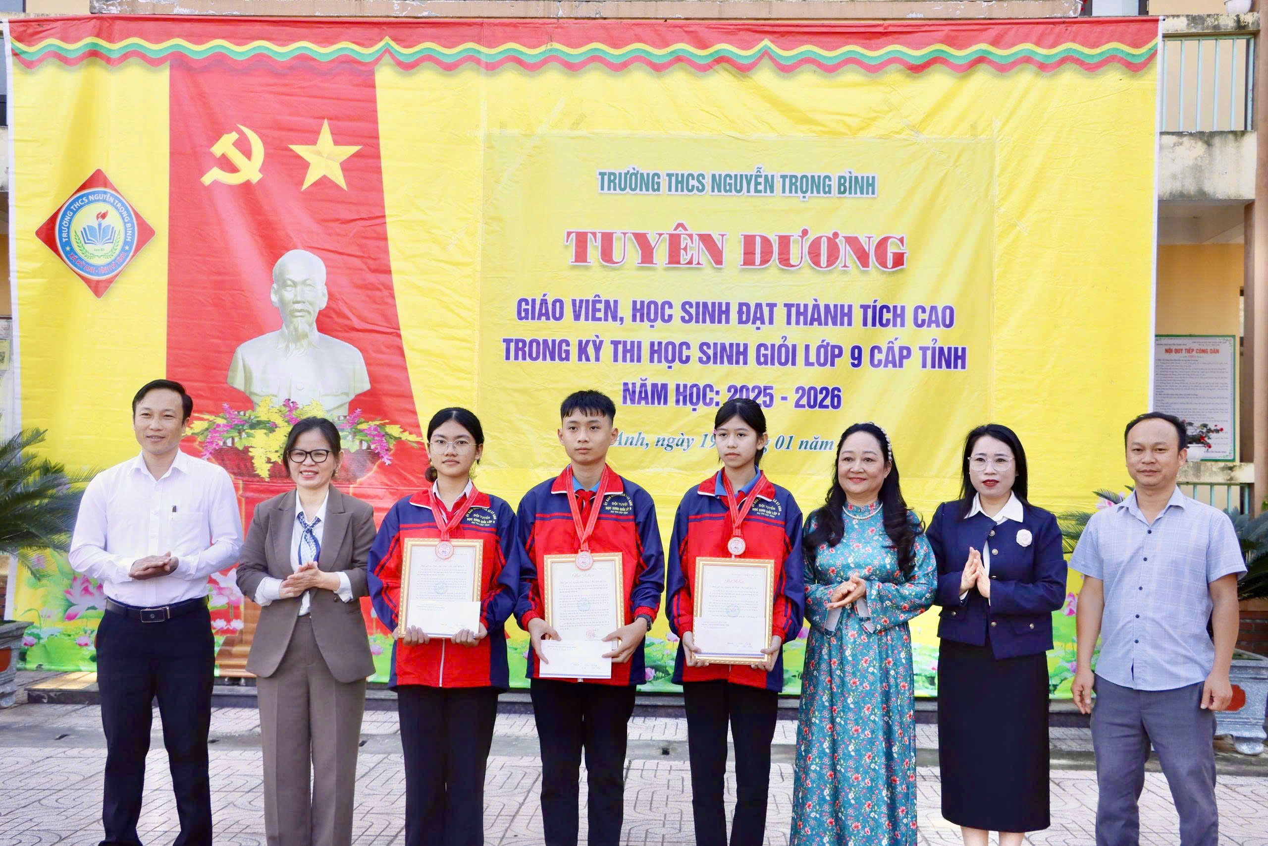 Tuyên dương 19 học sinh và các giáo viên bồi dưỡng đạt thành tích xuất sắc cấp tỉnh