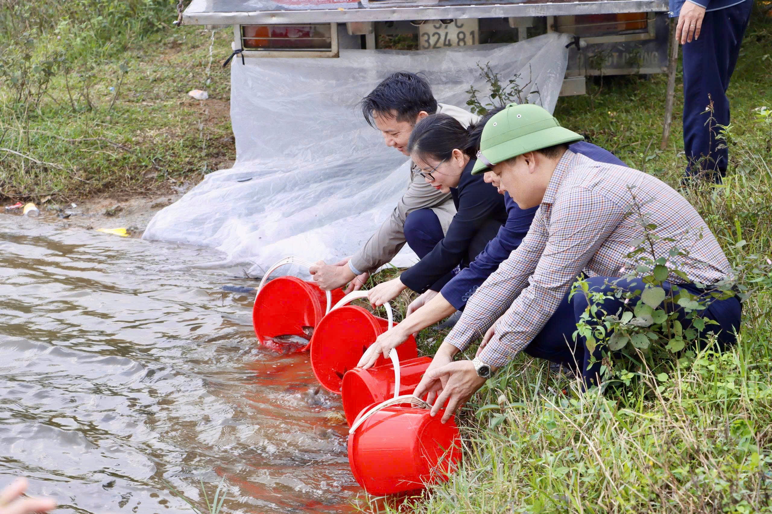 Hàng nghìn con cá giống được thả xuống hồ Mạc Khê, xã Kỳ Anh