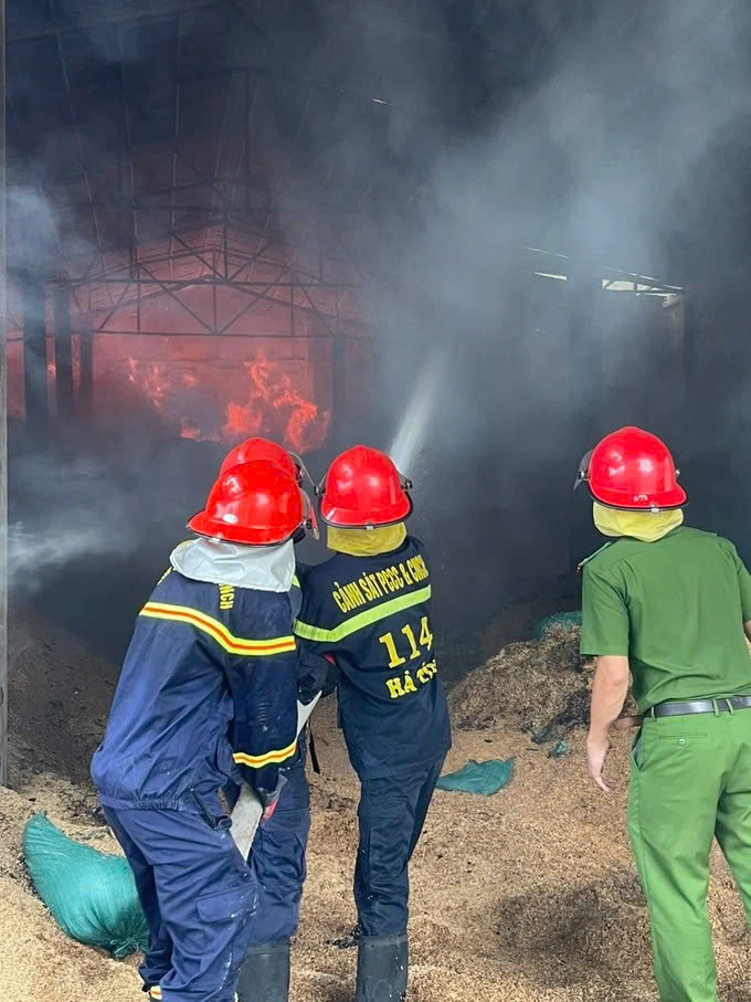 Tăng cường công tác PCCC và CNCH các cơ sở sản xuất, kinh doanh, kho hàng hóa trong khu công nghiệp, cụm công nghiệp, khu dân cư