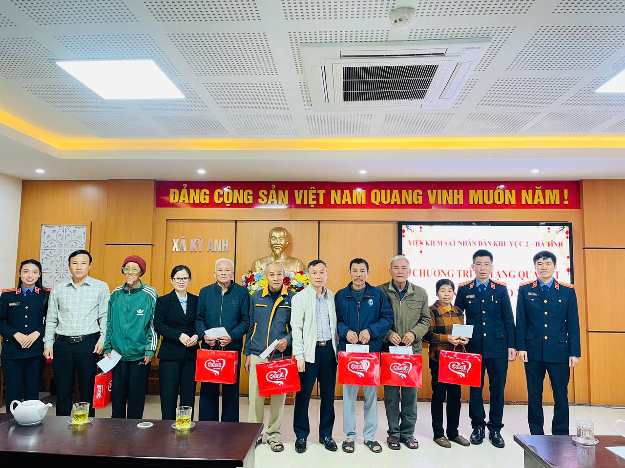 Viện kiểm sát nhân dân khu vực 2 - Hà Tĩnh trao quà cho gia đình người  có công với cách mạng hoàn cảnh khó khăn trên địa bàn nhân dịp  Tết Nguyên đán Bính Ngọ-2026 