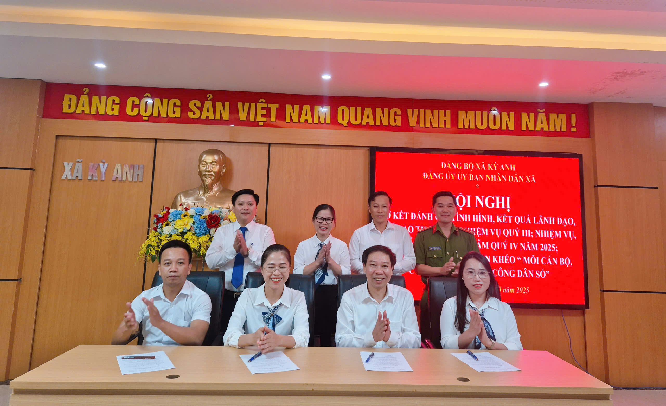Đảng ủy Ủy ban nhân dân xã Kỳ Anh tổ chức hiệu quả, chất lượng Hội nghị sơ kết quý III, triển khai nhiệm vụ quý IV năm 2025; ra mắt mô hình Dân vận khéo “Mỗi cán bộ, công chức là một Công dân số” 