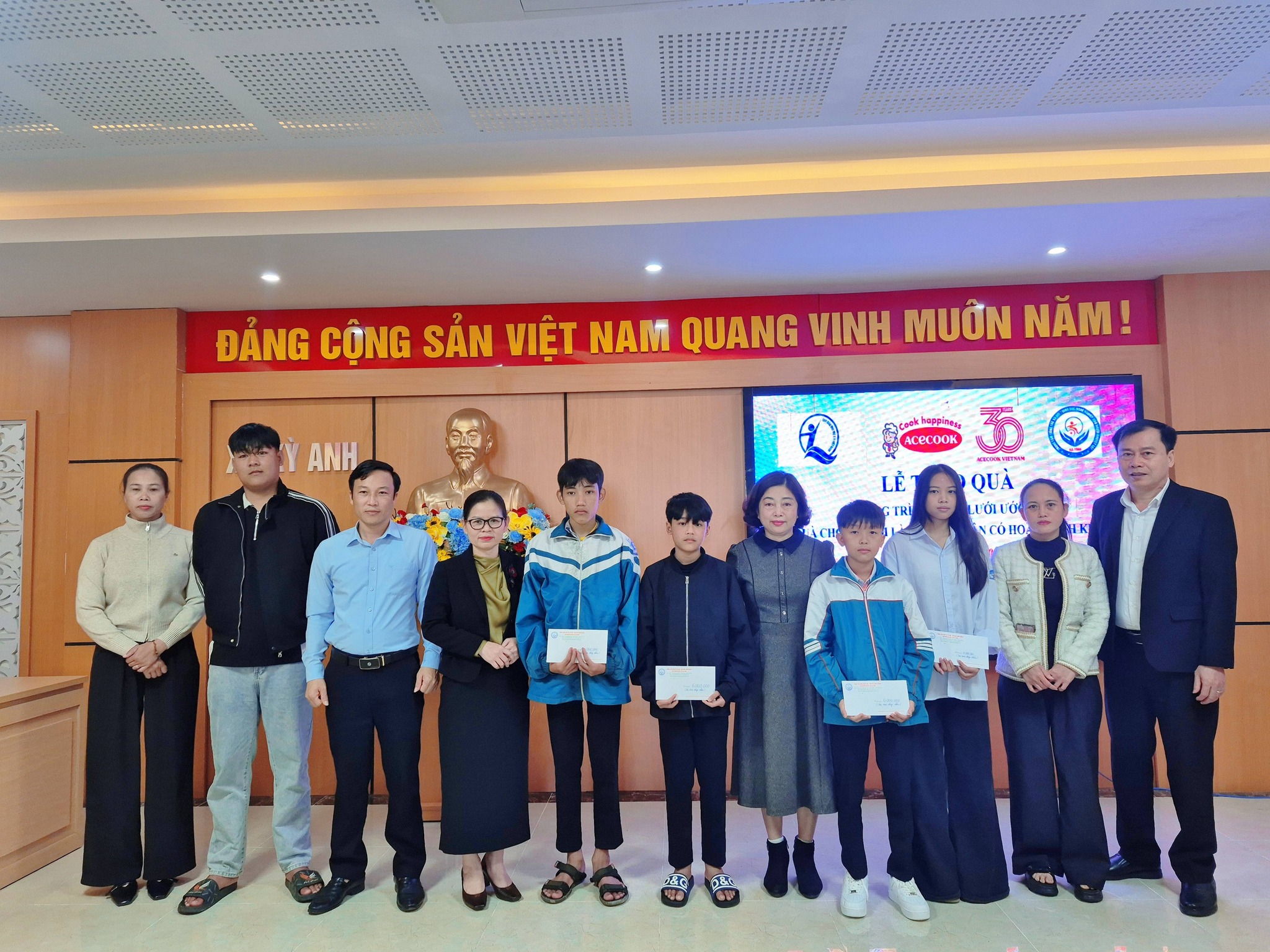 “Thả lưới ước mơ” – Trao quà cho trẻ em là con ngư dân có hoàn cảnh khó khăn