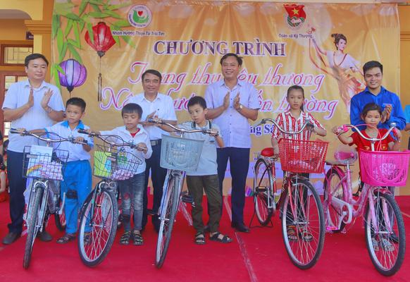 Tại chương trình, lãnh đạo địa phương trao xe đạp cho các em học sinh có hoàn cảnh khó khăn