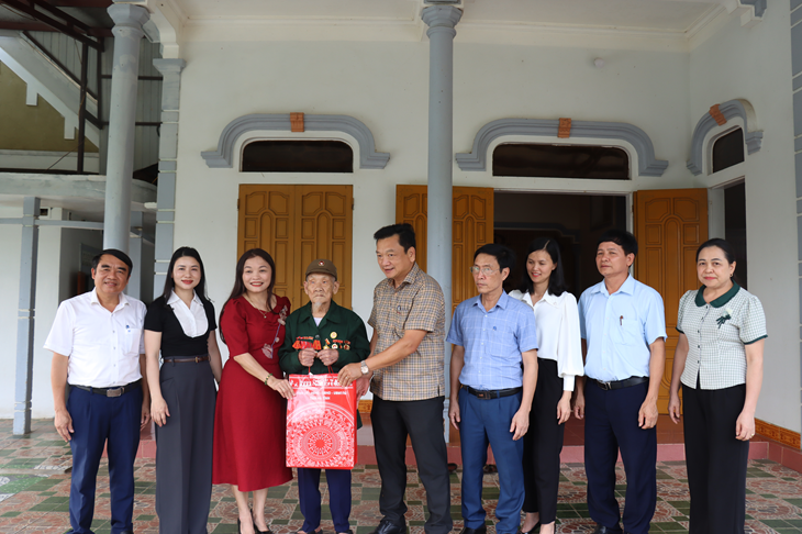 Thăm hỏi, tặng quà các gia đình liệt sỹ, chiến sĩ Điện Biên tại các xã Kỳ Đồng, Kỳ Phú