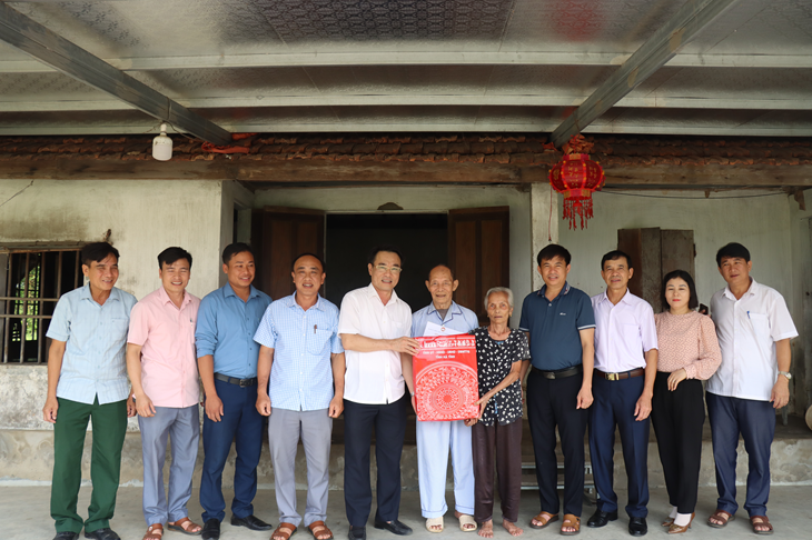 Đồng chí Phó Chủ tịch UBND huyện thăm hỏi, tặng quà các gia đình liệt sỹ, chiến sĩ Điện Biên tại xã Kỳ Giang