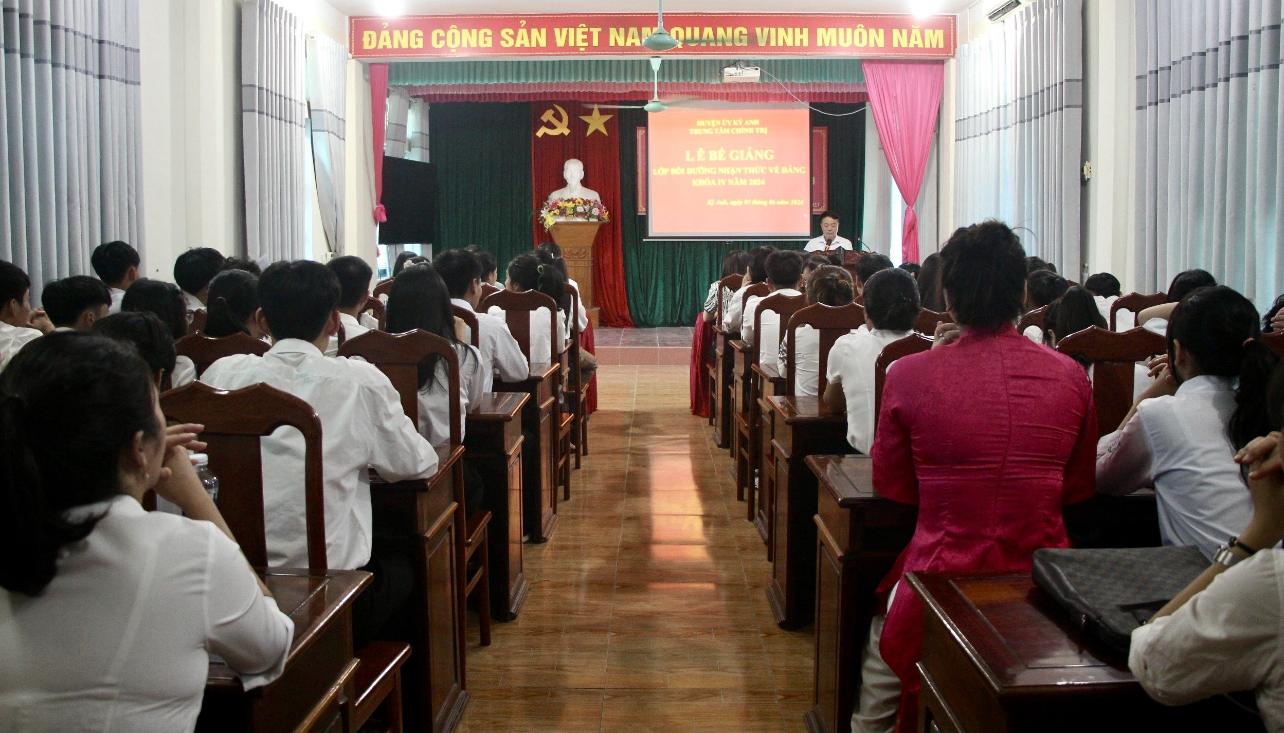Lễ bế giảng lớp Bồi dưỡng nhận thức về Đảng khóa IV năm 2024