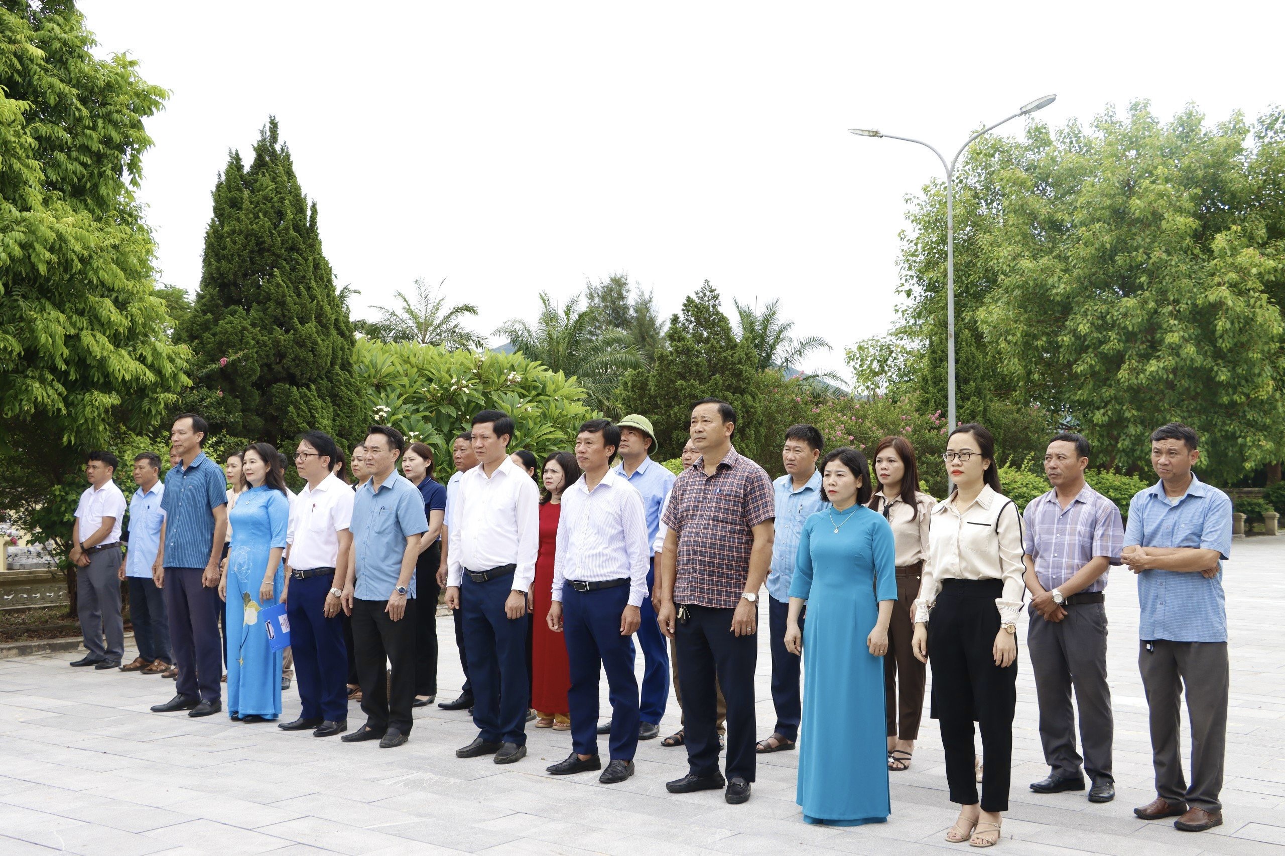 Đoàn đại biểu Đại hội MTTQ huyện dâng hương báo công các anh hùng liệt sĩ tại nghĩa trang huyện