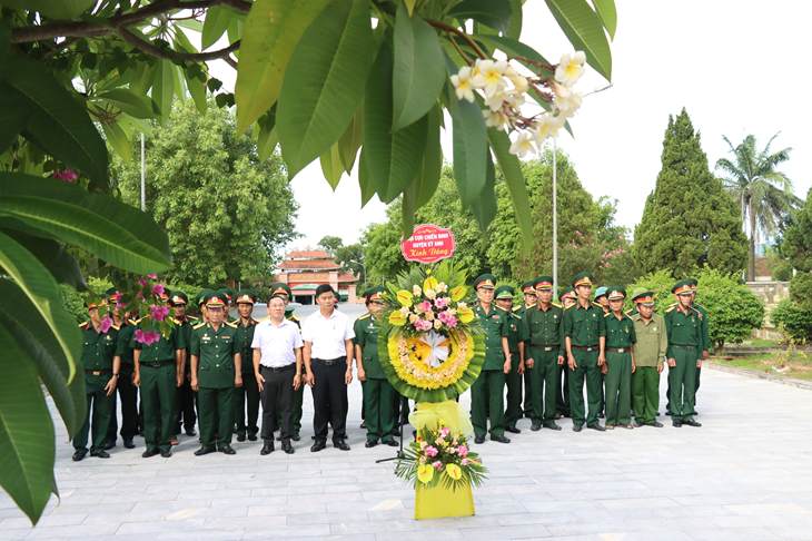 Hội Cựu chiến binh huyện Kỳ Anh dâng hương, dâng hoa tại Nghĩa trang Liệt sỹ huyện Kỳ Anh