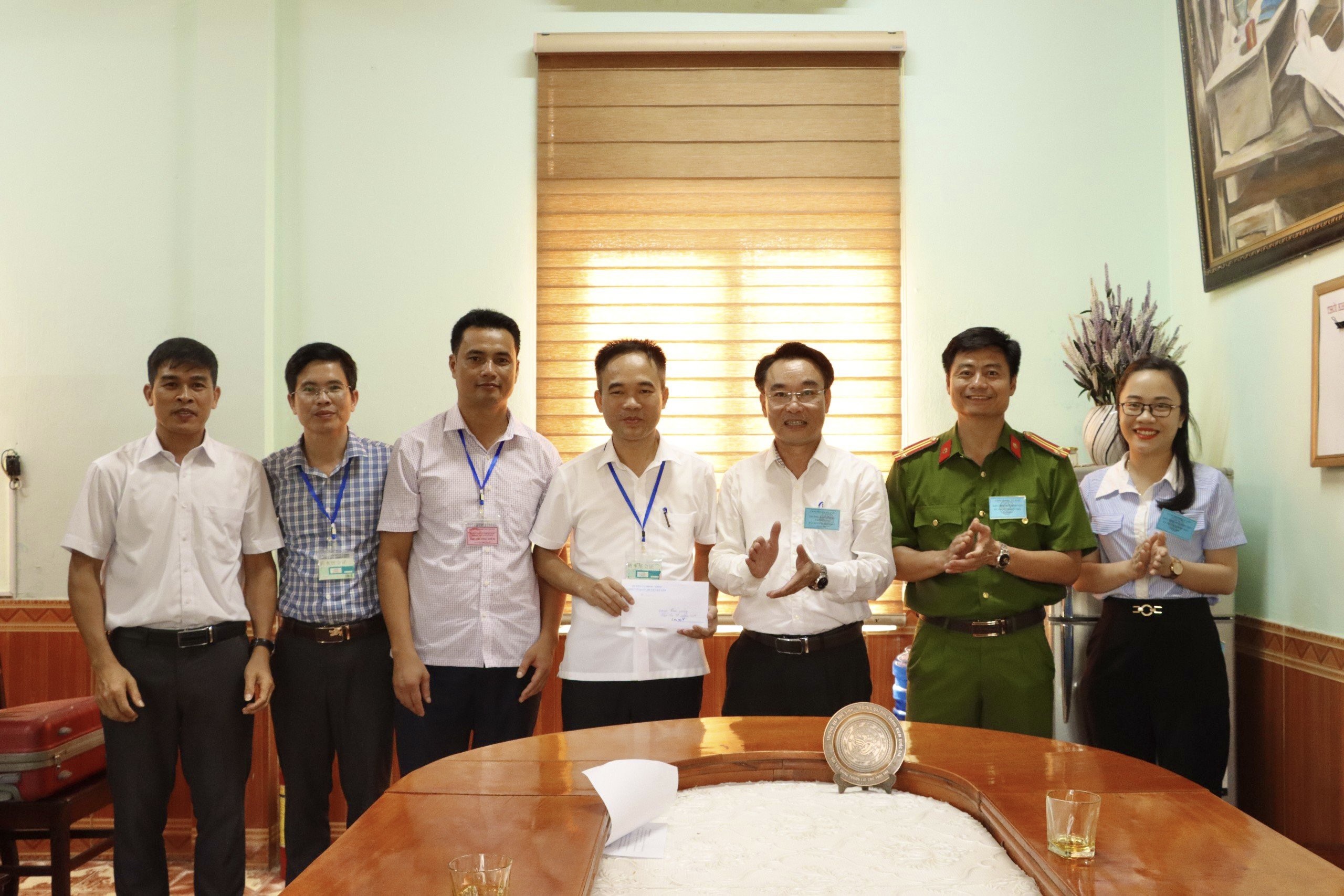 Phó Chủ tịch UBND huyện tặng hoa, chúc mừng Điểm thi Trường THPT Nguyễn Huệ và động viên các em học sinh có hoàn cảnh khó khăn