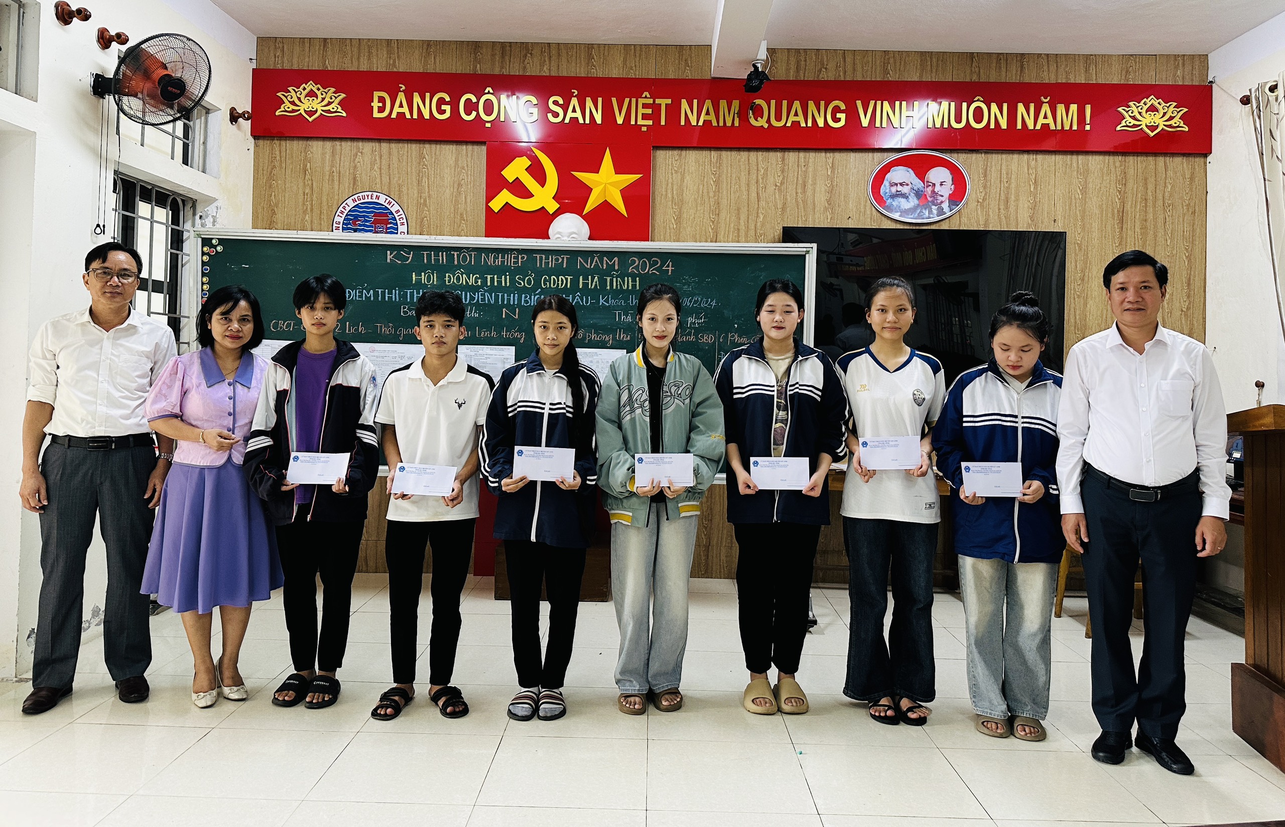 Lãnh đạo huyện Kỳ Anh thăm, động viên các em học sinh và Hội đồng thi tốt nghiệp tại điểm thi trường THPT Nguyễn Thị Bích Châu