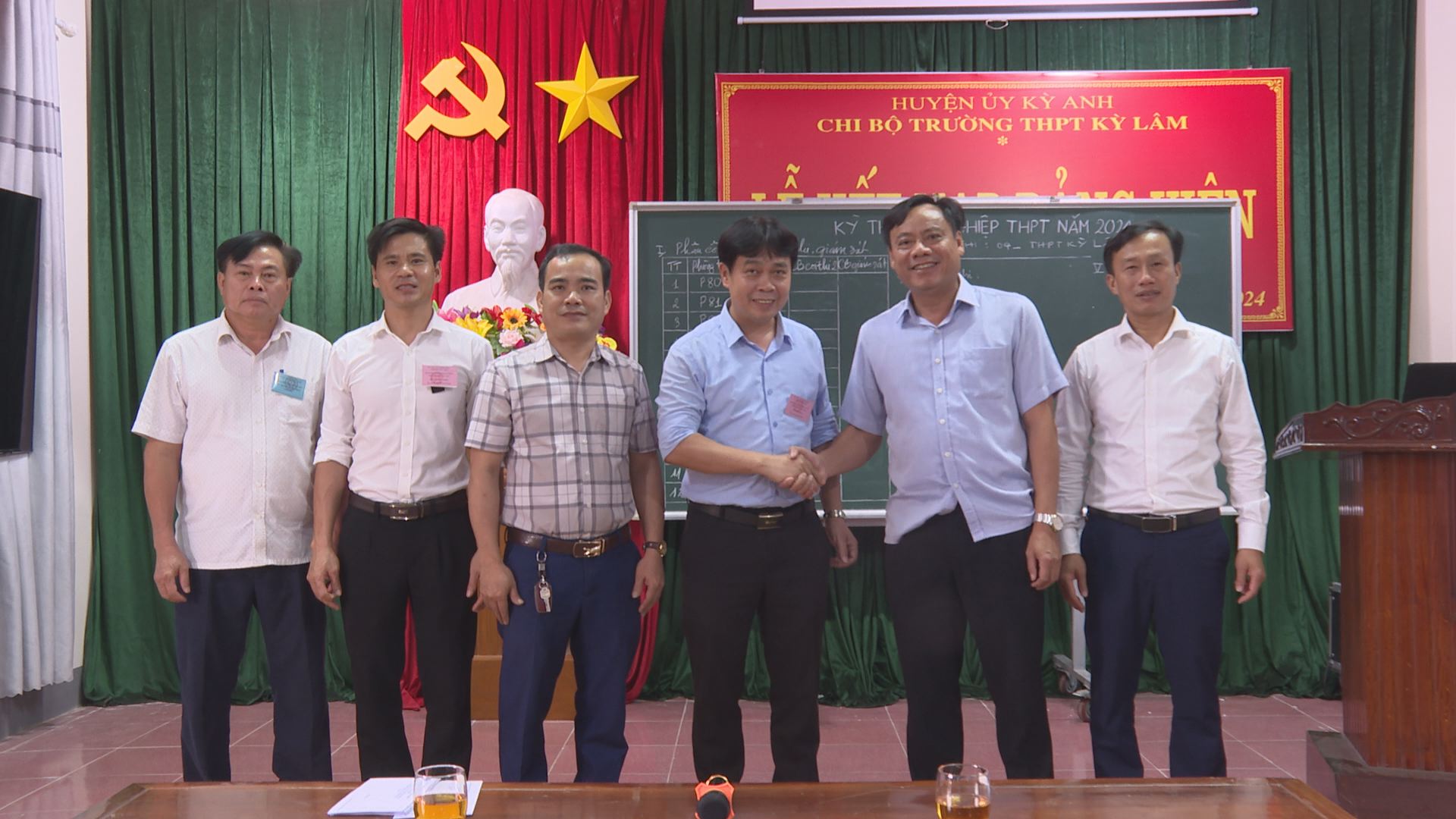 Đồng chí Chủ tịch UBND huyện thăm, chúc mừng Điểm thi tốt nghiệp Trung học phổ thông Kỳ Lâm
