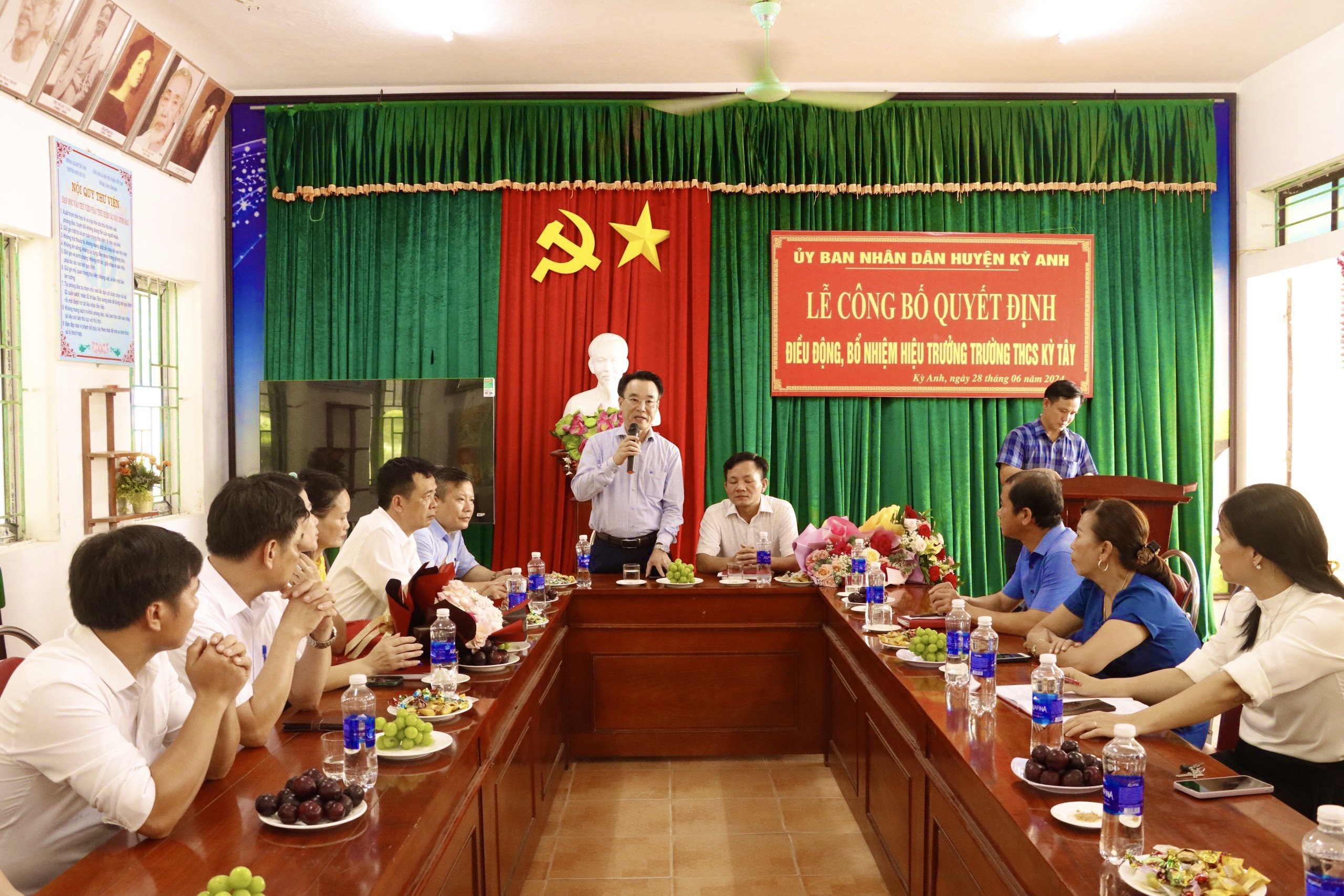 Lãnh đạo huyện chúc mừng tân hiệu trưởng các trường THCS Kỳ Tây và THCS Kỳ Sơn