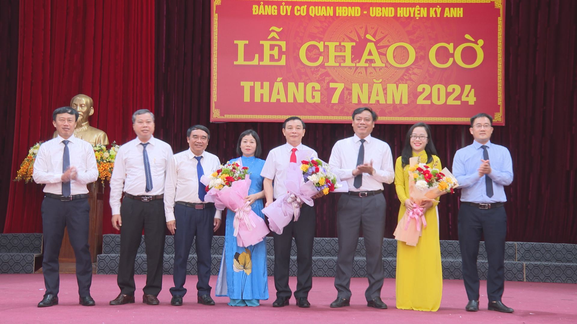 Đảng bộ Cơ quan Huyện ủy, HĐND - UBND, Chi bộ Khối dân huyện tổ chức lễ chào cờ tháng 7