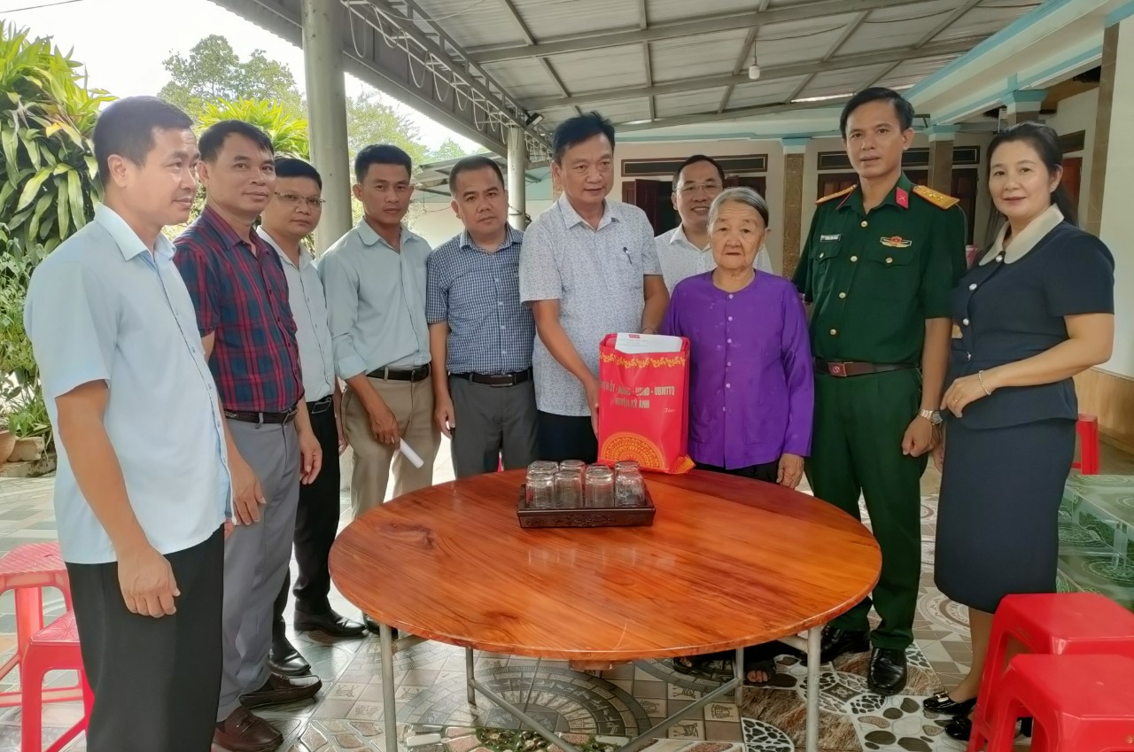 Đồng chí Bí thư Huyện ủy tặng quà cho các đối tượng chính sách tại xã Kỳ Sơn