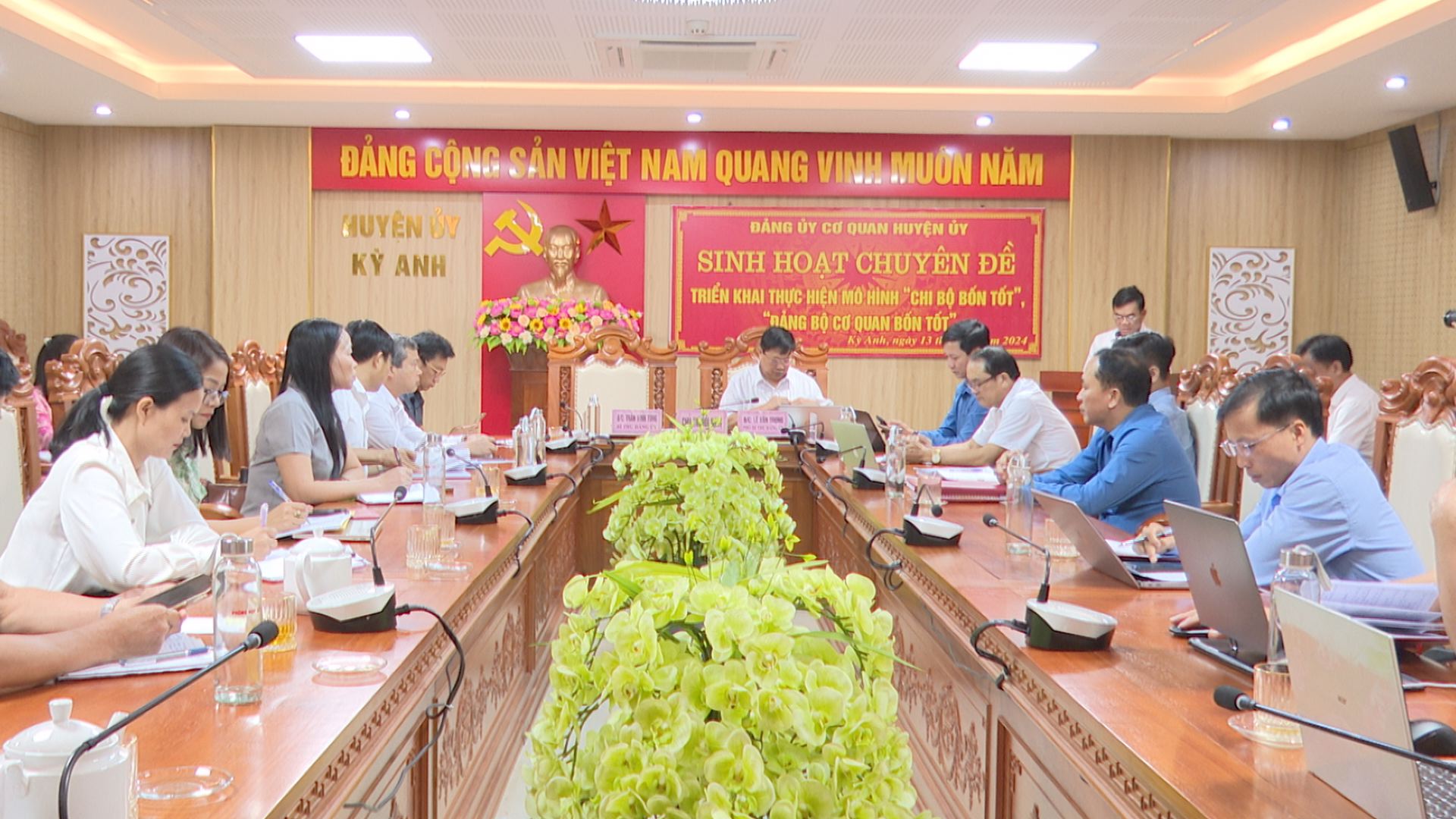 Đảng uỷ cơ quan Huyện uỷ tổ chức sinh hoạt chuyên đề triển khai thực hiện mô hình “Chi bộ bốn tốt”, “Đảng bộ cơ sở bốn tốt”