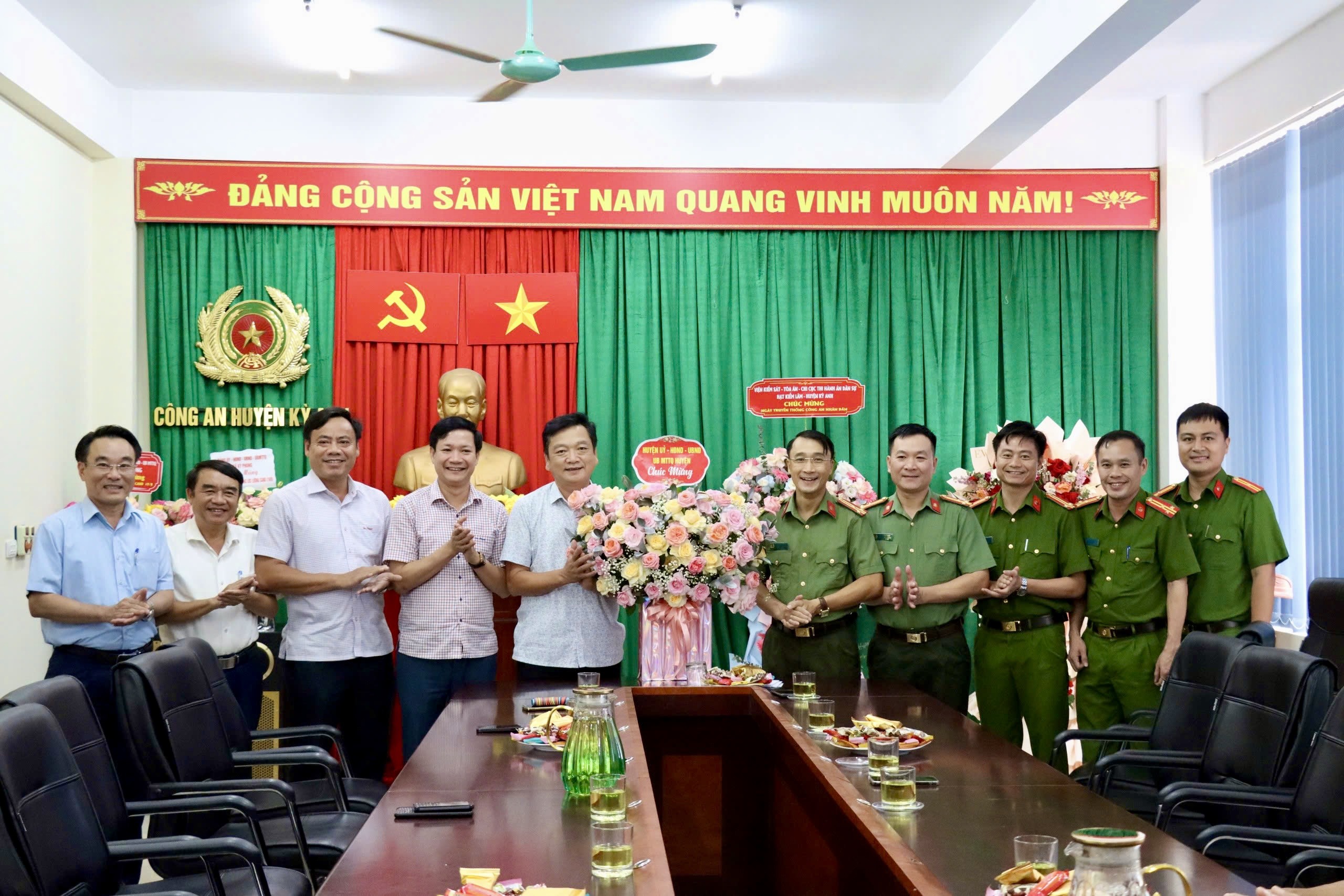 Lãnh đạo huyện Kỳ Anh chúc mừng ngành Công an nhân Kỷ niệm 79 năm Ngày truyền thống lực lượng Công an nhân dân và 19 năm Ngày hội Toàn dân bảo vệ an ninh Tổ Quốc