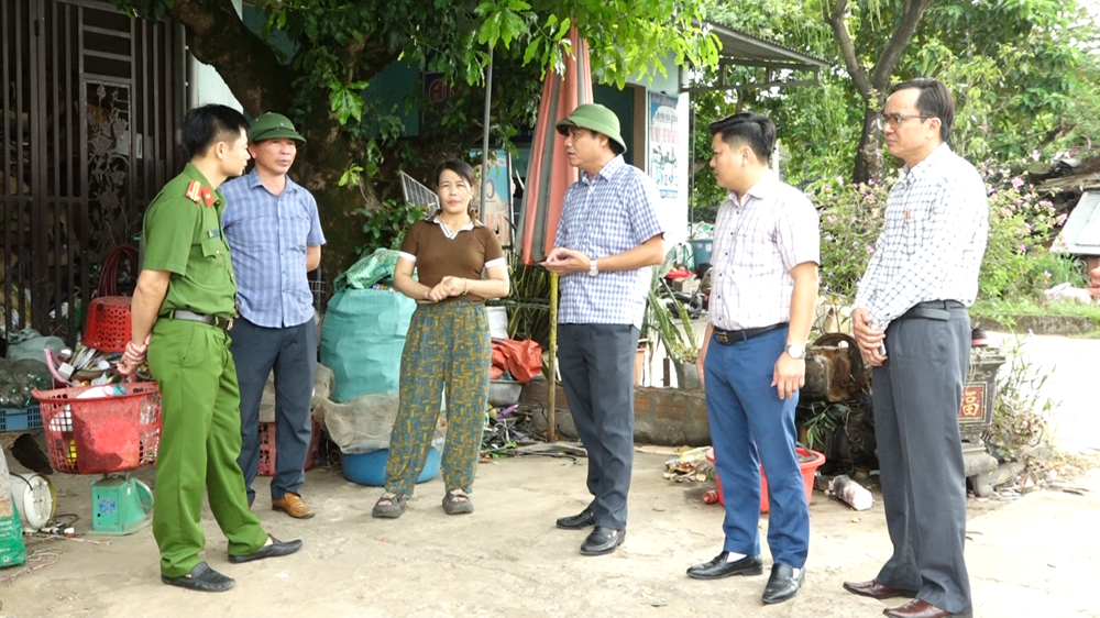 Đồng chí Chủ tịch UBND huyện đi kiểm tra, chỉ đạo thực hiện giải tỏa hành lang ATGT đường bộ trên địa bàn huyện năm 2024