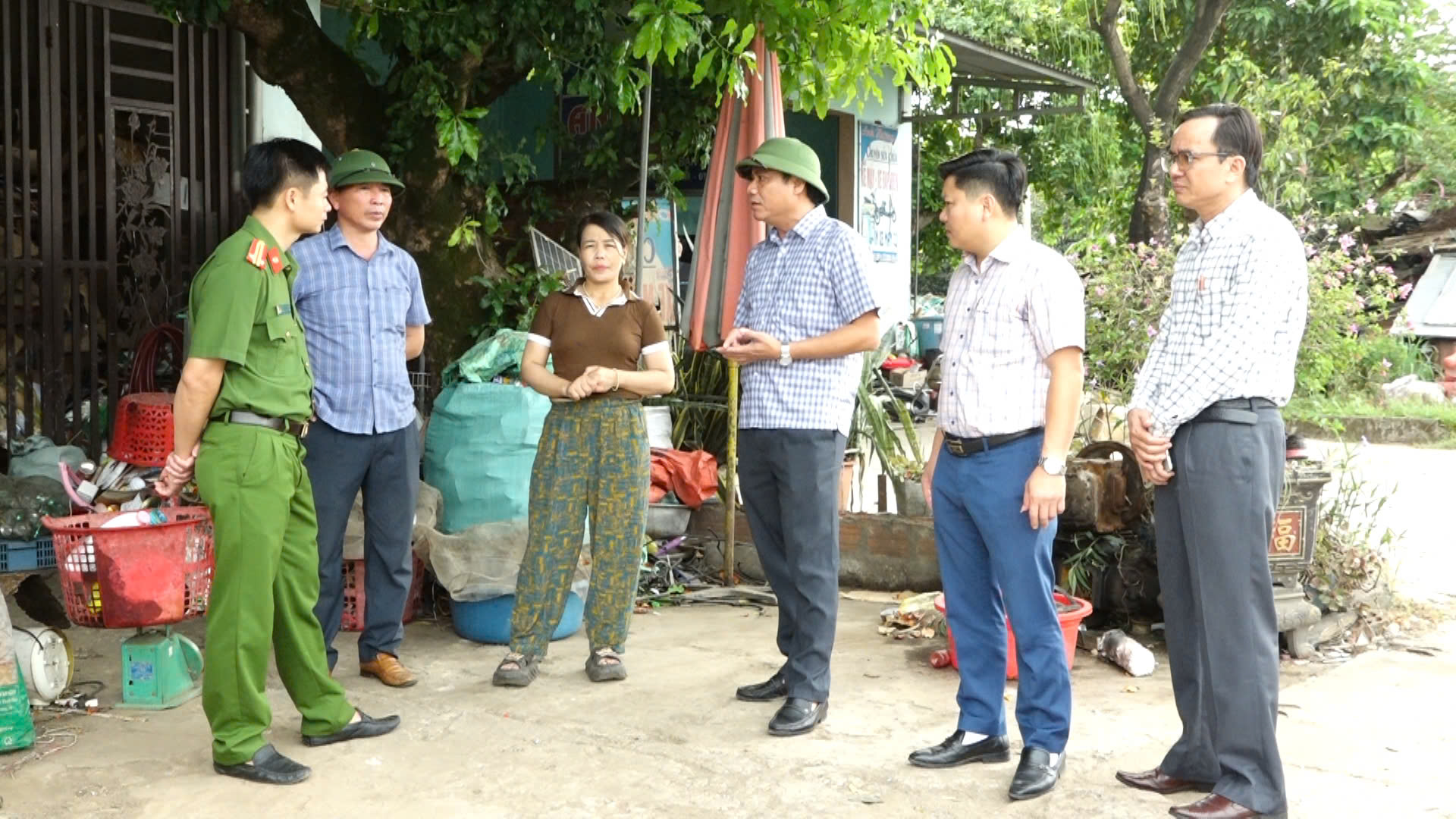 Lãnh đạo huyện đi kiểm tra, chỉ đạo thực hiện giải tỏa hành lang ATGT đường bộ trên địa bàn năm 2024