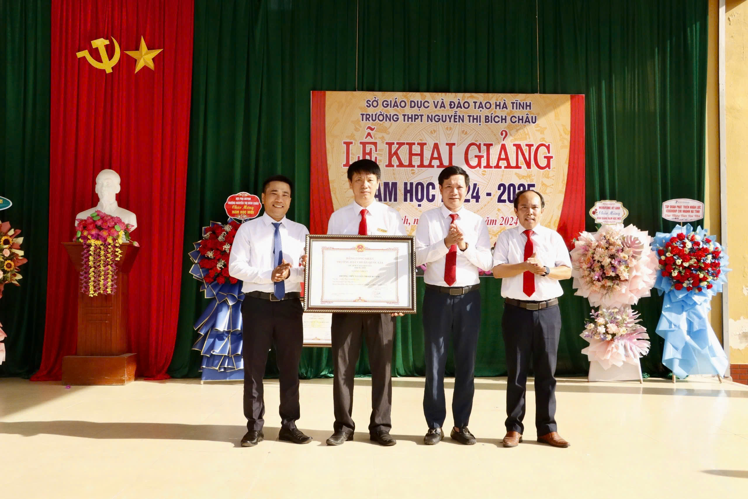 Phó Bí thư Thường trực Huyện uỷ Trần Thành Nam dự khai giảng năm học mới tại Trường THPT Nguyễn Thị Bích Châu