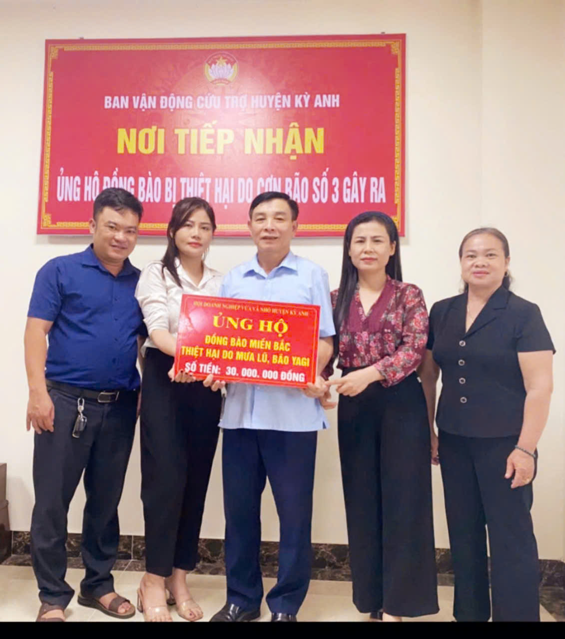 HỘI DOANH NGHIỆP HUYỆN KỲ ANH TÍCH CỰC ỦNG HỘ ĐỒNG BÀO CÁC TỈNH PHÍA BẮC CHỊU THIỆT HẠI DO BÃO SỐ 3 GÂY RA