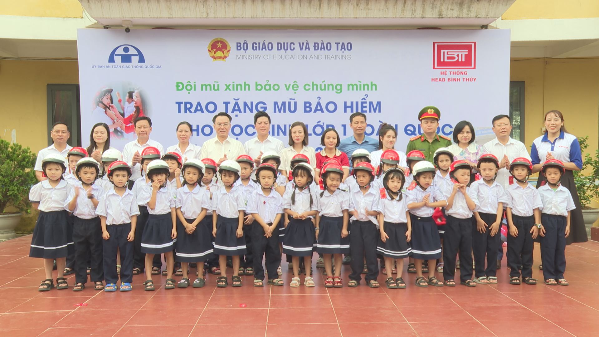 Trao tặng 84 mũ bảo hiểm cho học sinh lớp 1 Trường Tiểu học Kỳ Châu