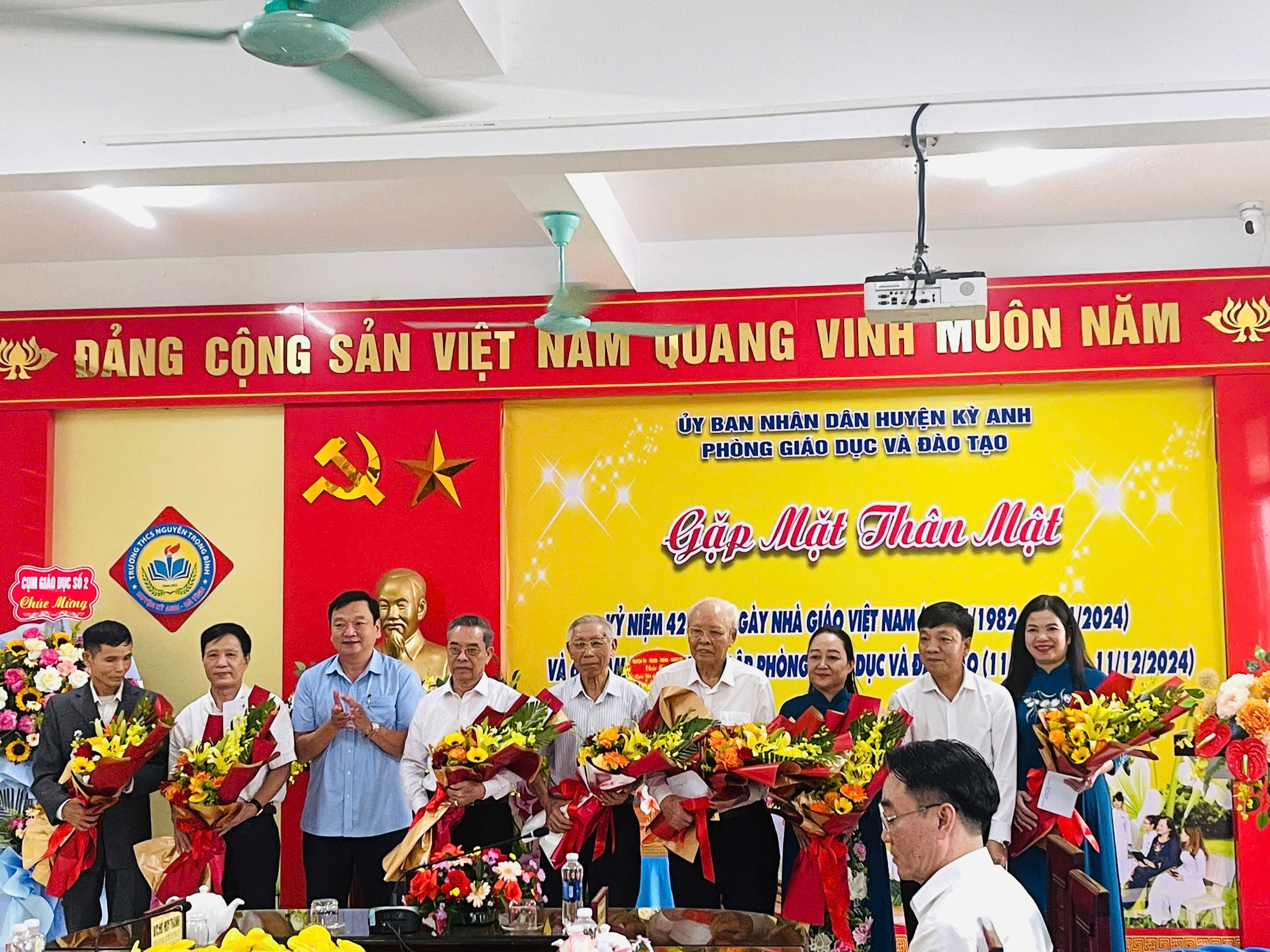 Gặp mặt kỷ niệm 42 năm Ngày Nhà giáo Việt Nam và 65 năm Ngày thành lập Phòng Giáo dục và Đào tạo