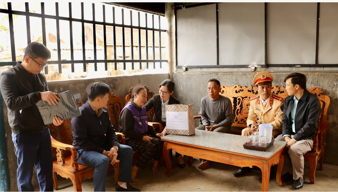 Thăm hỏi, tặng quà các gia đình có nạn nhân tử vong do tai nạn giao thông