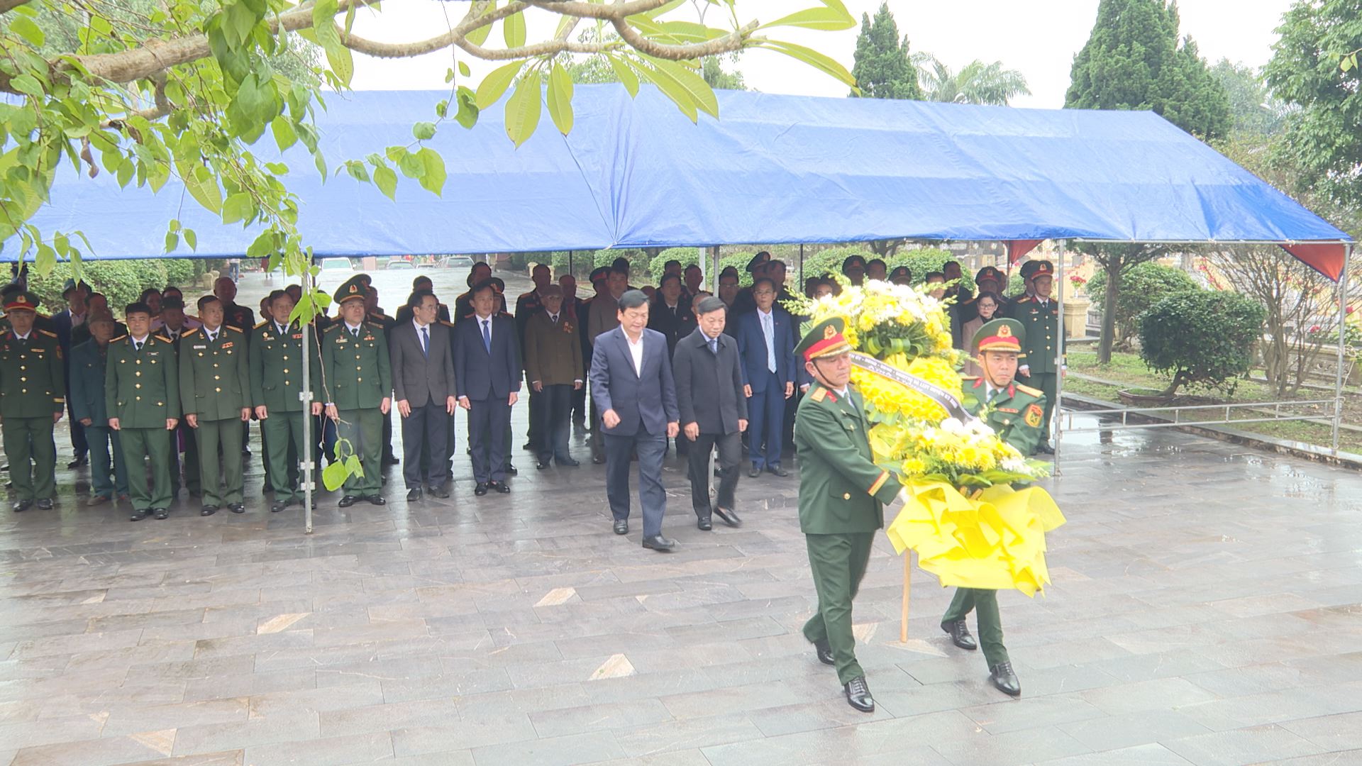 Viếng Nghĩa trang Liệt sỹ nhân kỷ niệm 80 năm ngày thành lập QĐND Việt Nam và 35 năm ngày hội quốc phòng toàn dân.