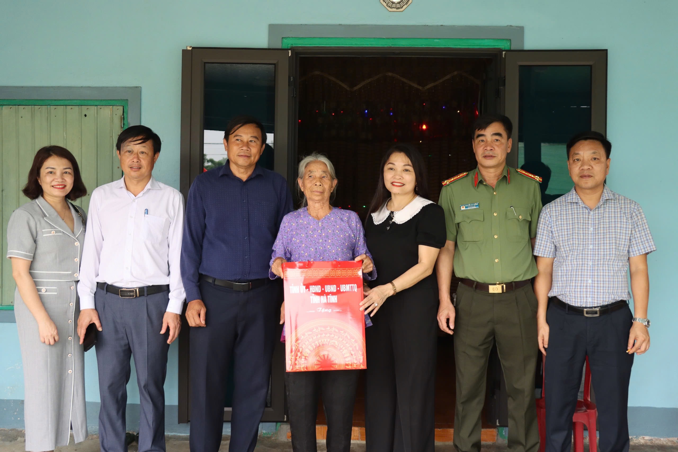 Lãnh đạo tỉnh, huyện thăm và tặng quà các gia đình chính sách, người có công