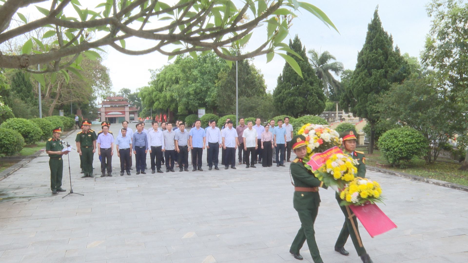 Lãnh đạo huyện Kỳ Anh dâng hương tại Nghĩa trang Liệt sỹ huyện