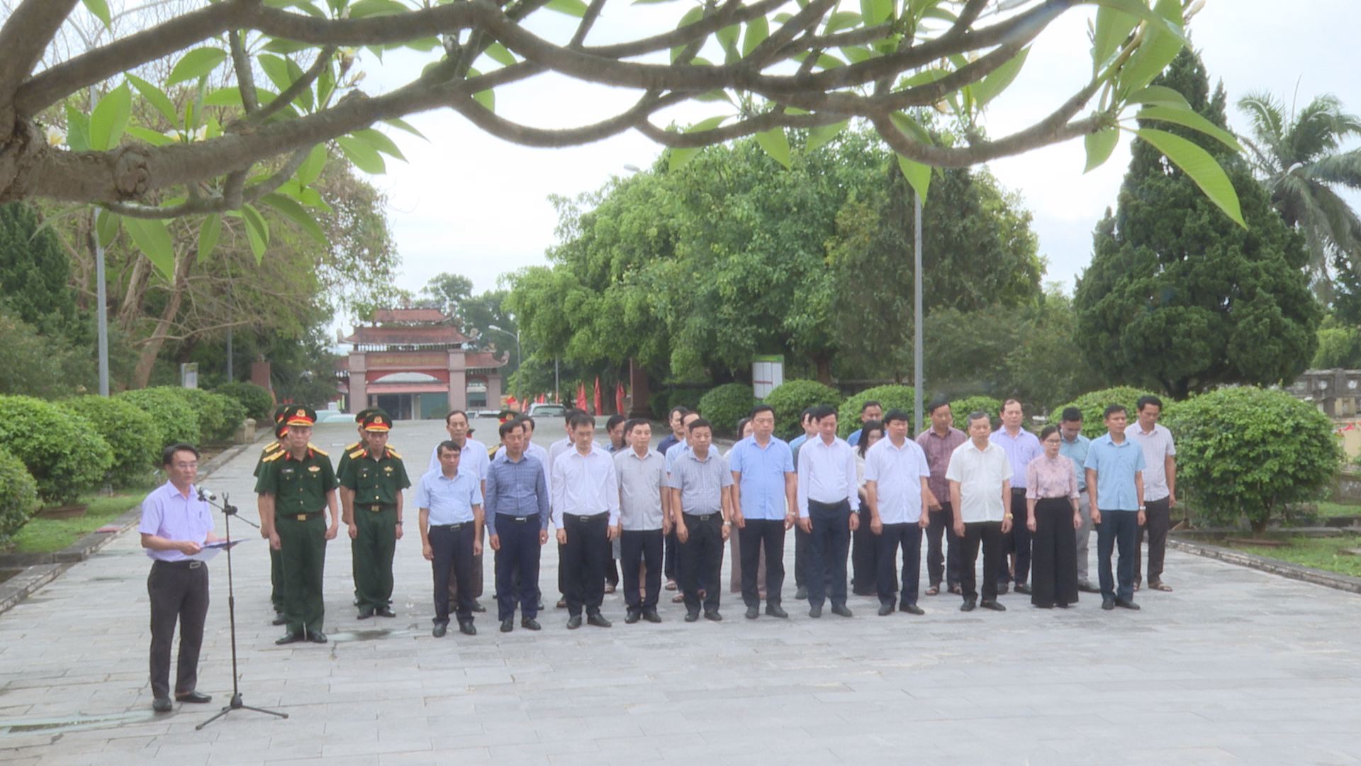 Thường trực Huyện ủy, HĐND, UBND, Ủy ban MTTQ Việt Nam huyện dâng hương tại Nghĩa trang liệt sĩ